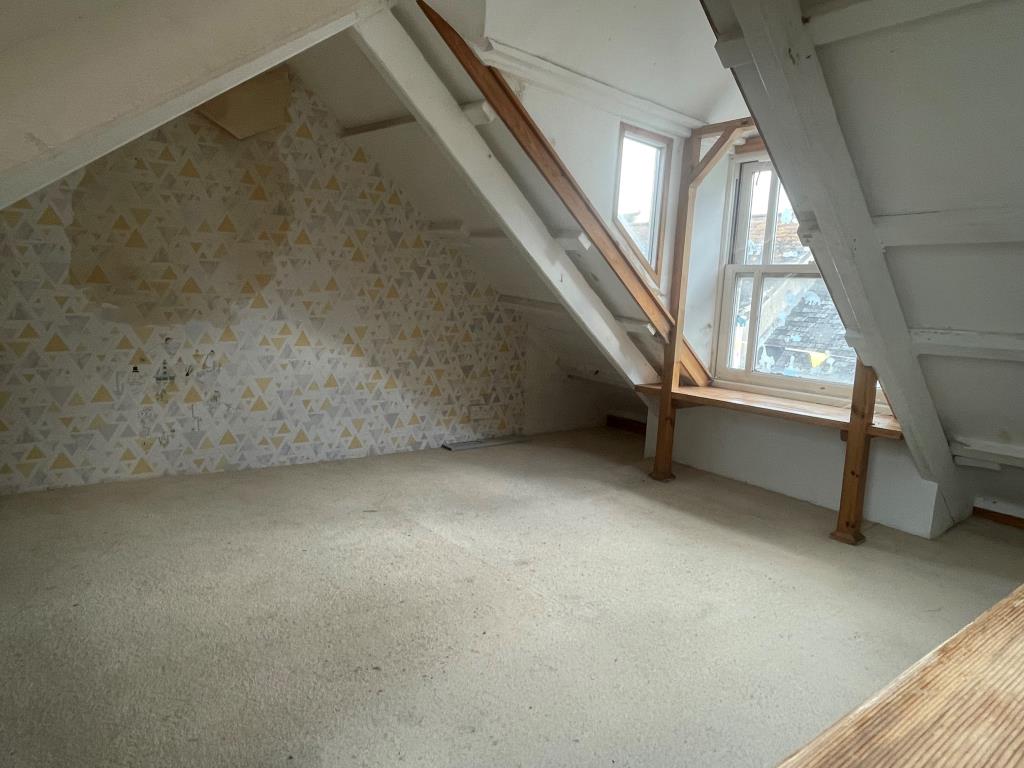 Lot: 27 - COTTAGE FOR IMPROVEMENT - Attic room